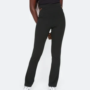 Bik Bok PW Stina - (Lånad bild) Säljer mina Bik Bok byxor i modellen ’pw Stina’ eftersom dem tyvärr aldrig kommit till användning. Skitsnygga men tyvärr för långa för mig och inte längre min stil Nypris: 299kr