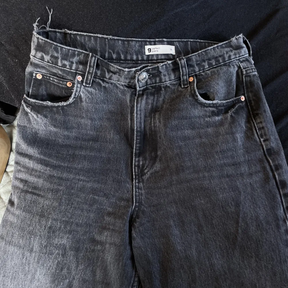 Raka högmidjade jeans fårn Gina i bra kvalité. . Jeans & Byxor.