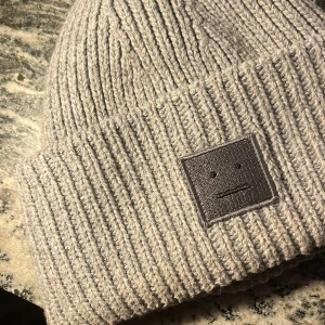 Acne mössa - Äkta mössa från acne studio. Bra skick, knappt använd så inga synliga defekter. Grå, 56, i modellen pantsy, vilket jag tkr är den finaste modellen🙏 