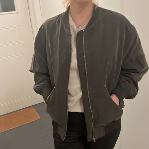 Jacka  - Grön bomberjacka från Weekday.  Rensar ur min garderob inför våren 🌼. Kika och se om du ser något mer i min profil som du gillar så skickar jag med allt i samma paket! 🤩