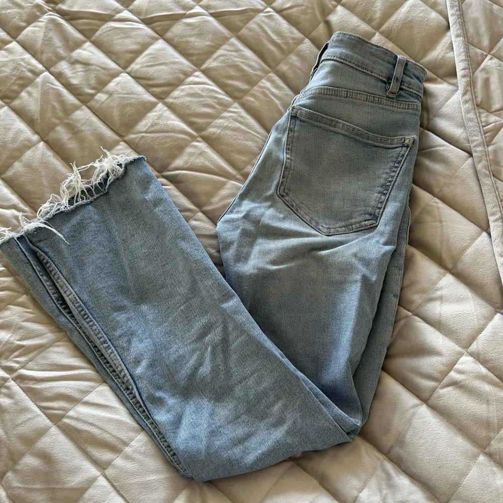 Supercoola jeans och även somriga i en ljusblå färg, jeansen är anbelanga och har även en utsvängning där nere💙🌸köparen står för frakt. Jeans & Byxor.