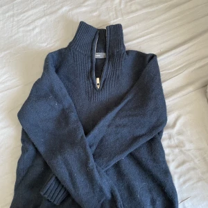 Half zip  - En blå Half zip från dressman, varan är i storlek M men är liten i storleken 