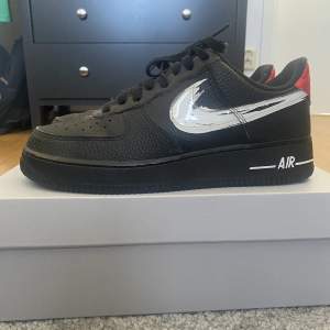 Säljer mina gamla  Nike air force varav de är för små för mig, skick 8/10 helt slut sålda samt kostar mer än vanliga air force pga utbudet mellan 1500-3000 nya priset går att diskutera, kom dm för fler bilder o frågor. 