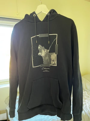 Hoodie - Closure London  - Storlek: XL.  Bra skick, syns dock att den är tvättad. Säljer pga av att jag tröttnat på den.