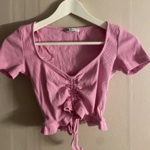 Gullig topp - En somrig rosa topp. Storlek s. Från zara, knappt använd.