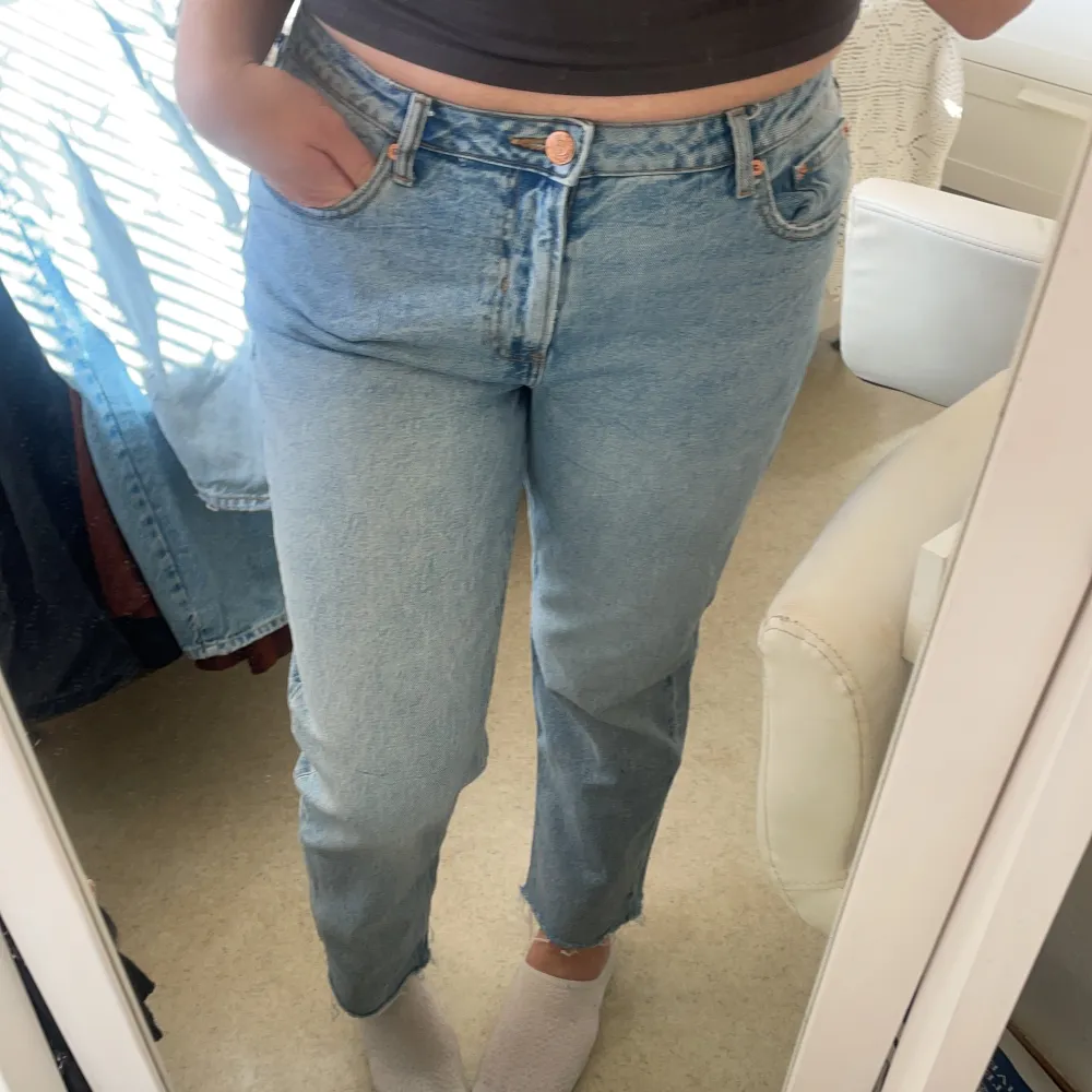 Säljer dessa jeans från new yorker då jag inte använder dem längre. Har två små fläckar på vardera knä men syns inte så mkt. Ankellängd på mig som är 170. Jeans & Byxor.