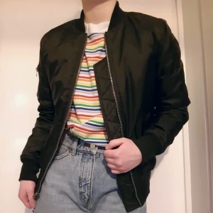 Svart bomberjacka - Svart bomberjacka med orange insida.