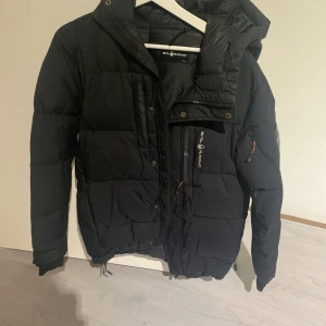 Sailracing jacka - Slutsåld modell sailracingjacka, svår att få tag på. Säljer då den inte passar min stil Använd endast ett par gånger Pris kan absolut diskuteras! Funkar som S och M