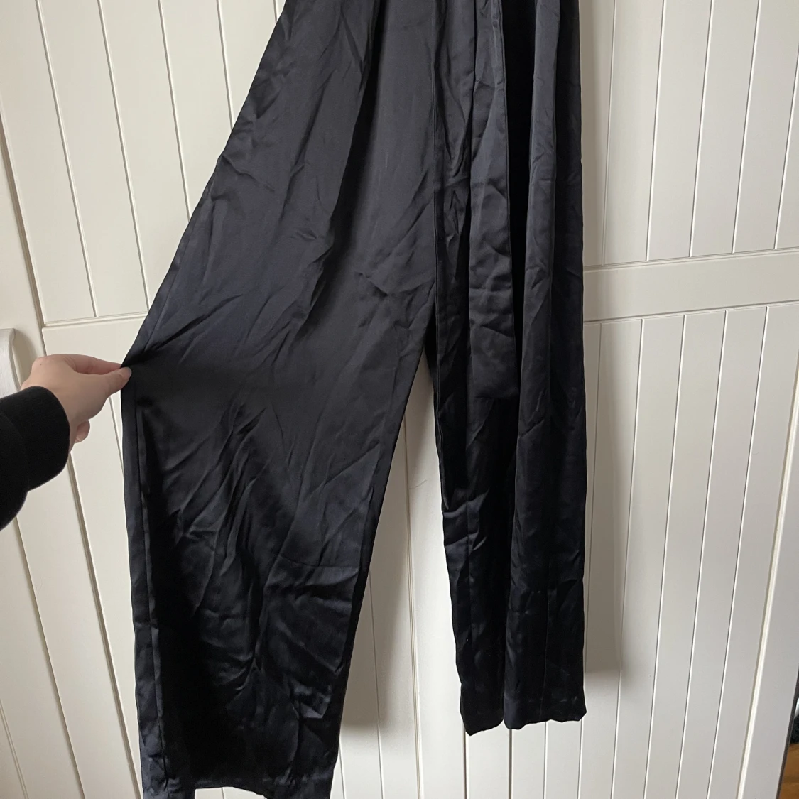 Byxdress i satin, helt ny! - 91