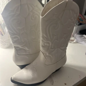 Cowboy boots - Säljer nu mina snygga cowboy skor från ASOS. Nypris 799kr. Några märken vid sidan men inget stort. Skriv priv för mer bilder😊