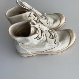Palladium sneakers strl 37 - Helt nya Palladium sneakers i off-white/beige. Modell Pampa-Hi i storlek 37.