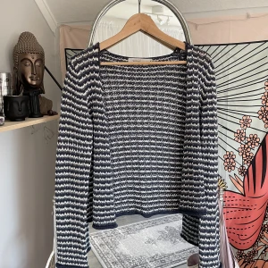 Kofta  - Jättefin kofta köpt second hand! Knappt använd av mig, köparen betalar för frakten och katt finns i hem 💘