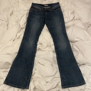 lågmidjade flare wrangler jeans - supersnygga lågmidjade wrangler iris-jeans med flare där nere. har aldrig använt då de är för små för mig.   kontakta mig gärna för fler bilder, frågor eller prisförslag, priset är förhandlingsbart <3
