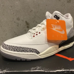 Jordan 3 White Cement Reimagined - Jordan 3 White Cement Reimagined, finns i storlekarna 42, 44 och 44.5. Alla är helt nya och oanvända.