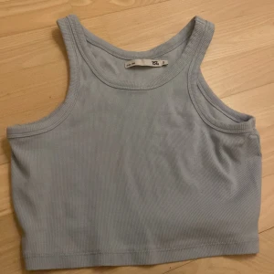 ljusblått linne - Ett bekvämt linne som passar bra till sommaren! Ljusblå färg. Väldigt bekvämt tyg.