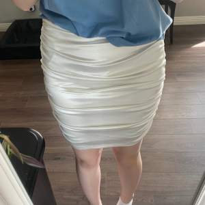 säljer denna vita kjolen i storlek M aldrig använd säljer för 45kr