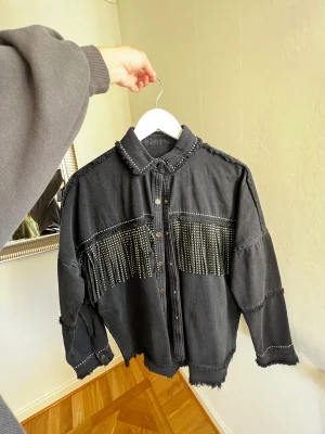 Zara jacka - Ny skick! Köparen står för frakten!