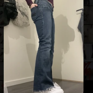 Mörkblåa lee jeans - Säljer de eftersom de är för små för mig! De är low waist, bootcut jeans som är i storlek 28-31. Jag är ungefär 1.60. Har gått runt i de ganska mycket men är i jättebra skick!! Skriv om du är intresserad!❤️ (Priset kan diskuteras)