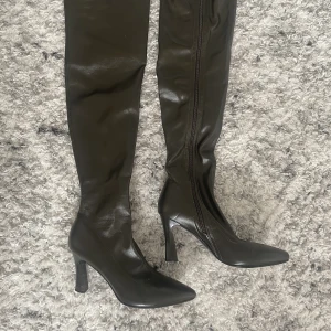Lår höga klackar  - Lår höga klackar från NA-KD, militär gröna, använda fåtal gånger, storlek 41, läderimitation 