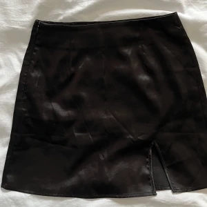 SATIN KJOL - Jättefin svart kjol i storlek XS. Säljer då den har blivit för liten. Använd få gånger. Pris kan diskuteras, frakt ingår inte. Skriv privat om ni undrar något💕💕