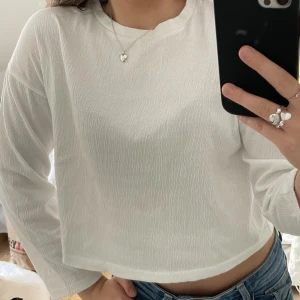 Vit tröja  - Jätte mjuk vit bomulls tröja. Älskar, men har många liknande så den är nästan inte använd💕