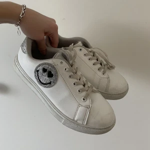 Sneakers  - Säljer dessa smiley skor som inte längre kommer till användning