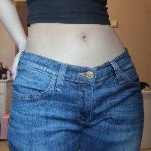 Lågmidjade lee jeans - Lågmidjade och raka jeans. Inga defekter gillar bara inte hur de sitter på mog.