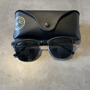 Rayban clubmaster black edition - Säljer mina raybans då dom inte används. Dom är inköpta för 2000 Kan frakta! Hör av dig om du är intresserad!