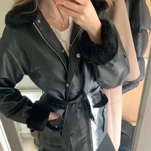 Jacka - Näst intill oanvänd och så gott som ny :) Skinn-imitation med svart fuskpäls inuti. Inköpt för 1100 kr Säljs för 400 kr
