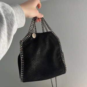 Stella McCartney väska mini - Säljer min Stella MaCartnet väska, det är den minsta falabella storleken. Väskan är endast 6 månader gammal💕