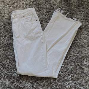 Säljer dessa vita straight leg jeans från zara som är skitsnygga till sommaren!! Använda ca 2-3 gånger så i bra skick, säljer pga för små🫶