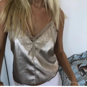 Linne  - Säljer detta super snygga linnet!! Bilderna är från tjejen jag köpte det av🔥 säljer pga kommer inte till användning