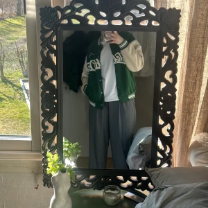 Bershka jacka  - En jätte fin bershka highschooljackan, skick  10/10. Skriv priv för mer info 💚