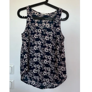 Linne - Mörkblå blommigt linne från Cubus i storlek S/36. Väldigt fint skick!