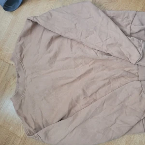 Beige Tjocktröja  - Beige tjocktröja från ginatricot strl s använd ca 5 gånger