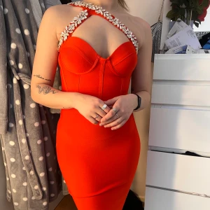 Klänning från Bella barnett - Oanvänd klänning från Bella barnett, röd med diamanter och inlägg i kuporna!