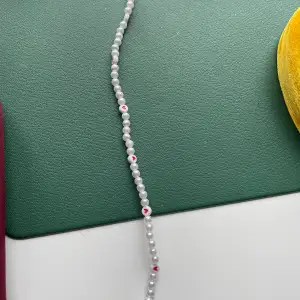 Ett vitt pärl halsband köpt för 40 kr ☺️☺️💓💓💓💓
