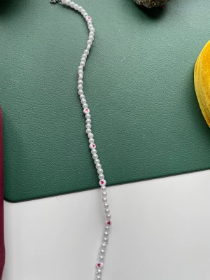 Pärl halsband  - Ett vitt pärl halsband köpt för 40 kr ☺️☺️💓💓💓💓