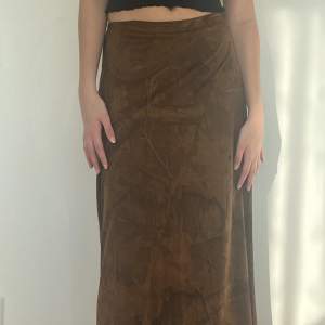 Superfin brun kjol från Dolores med ascool tryck köpt secondhand. Waist: 70cm Längd: 86cm