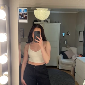 Vitt linne - Vitt ribbat, croppat linne med fin rygg! Bra skick, storlek xs/s.🤍☁️