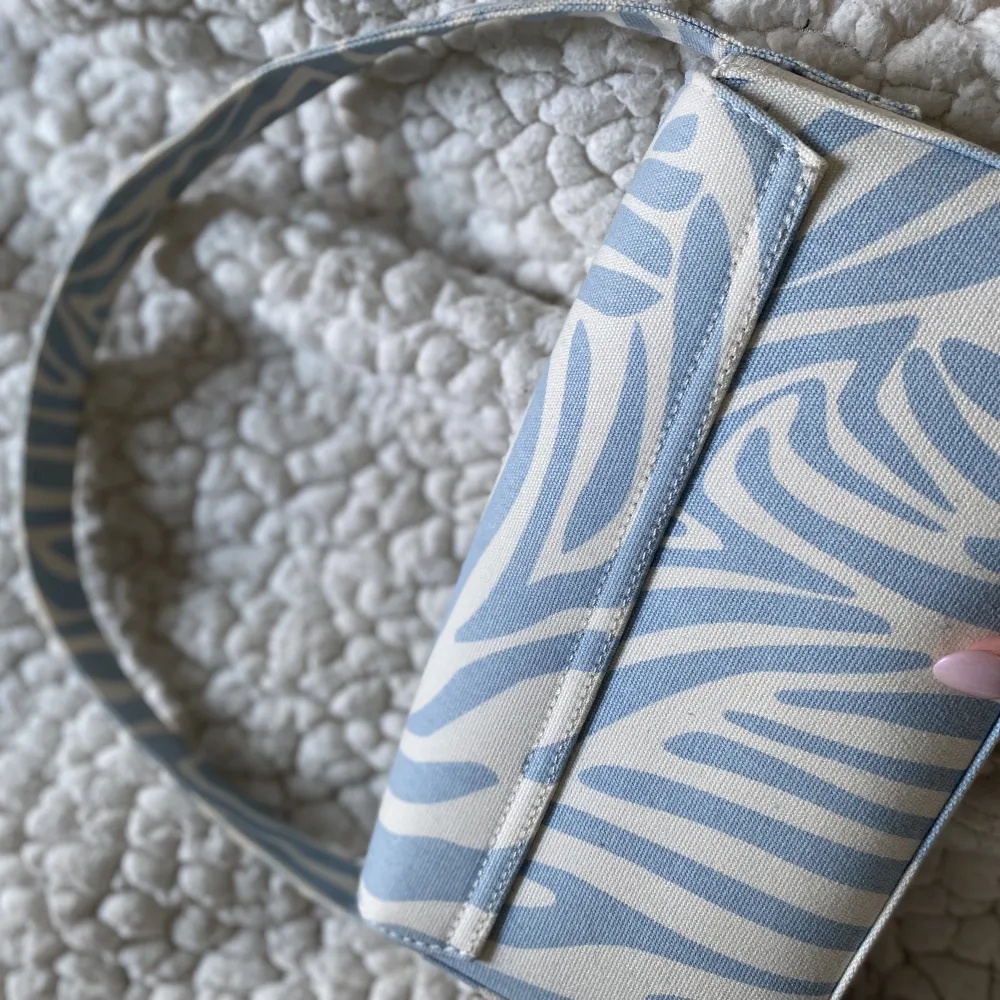 Zebra mönstrad ljus blå handväska, perfekt accessoar till våren och sommaren och rymmer mycket 🩵. Accessoarer.