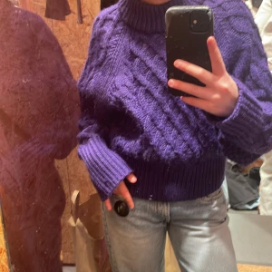 Stickad tröja  - Säljer denna lilla stickade tröja från hm. Bra skick 170 plus frakt. Xs. Slutsåld 