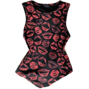 Topp med öppen rygg - Fin tröja med öppen rygg från Urban outfitters!💗 formar kroppen snyggt