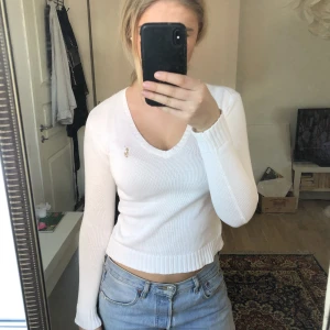  v-ringad tröja  -  så söt tröja som inte kommer till användning den har en liten fläck annars bra skick:)