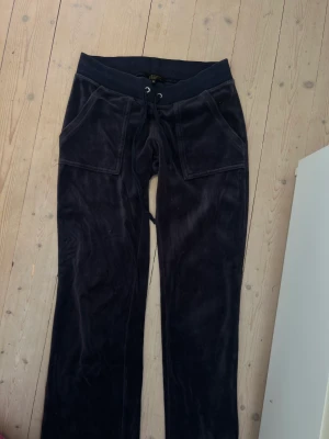 Mörkblå Juicy Couture - Mysbyxor från Juciy Couture i mörkblå. Strl. Xs. 