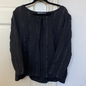 Glittrig blus - Säljer min fina blus med glitterdetaljer❤️perfekt att ha på våren/sommaren!