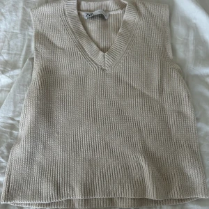 Stickad Tröja - Från zara. Aldrig använd. Säljer då det inte är min still. Nypris 399 tror jag säljer för 89kr