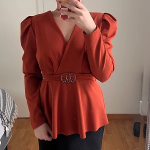 Blus - 3 FÖR 2 PÅ ALLT UNDER 200kr.   Fin blus i väldigt fing skick med fina detaljer. 