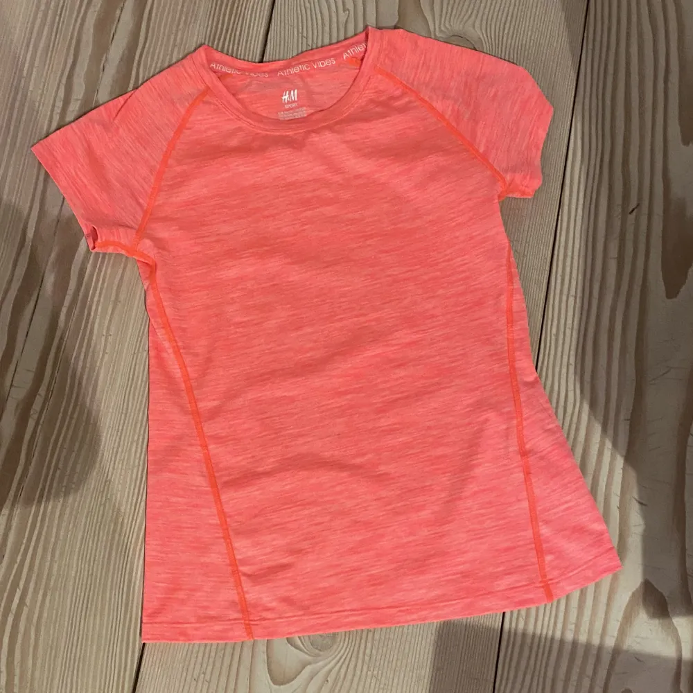 En neon-rosa sport-tröja från H&M, använd fåtal gånger. . T-shirts.