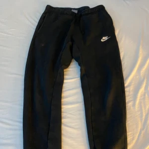 Nike - Säljer mina Nike byxor som är köpta secondhand,säljer för att dom inte har kommit till användning.😊